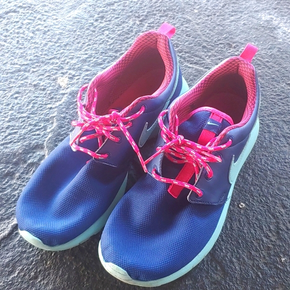 Nike Youth Roche Sneaker Size 6Y - Picture 2 of 8